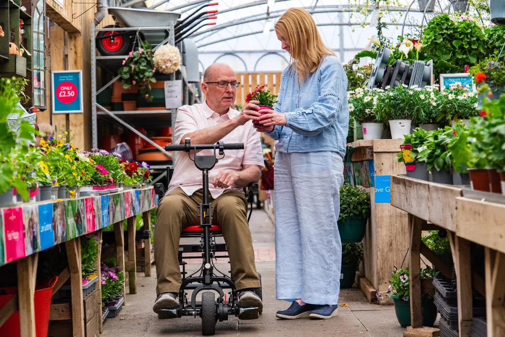 Man shopping at a garden centre from his eFOLDi